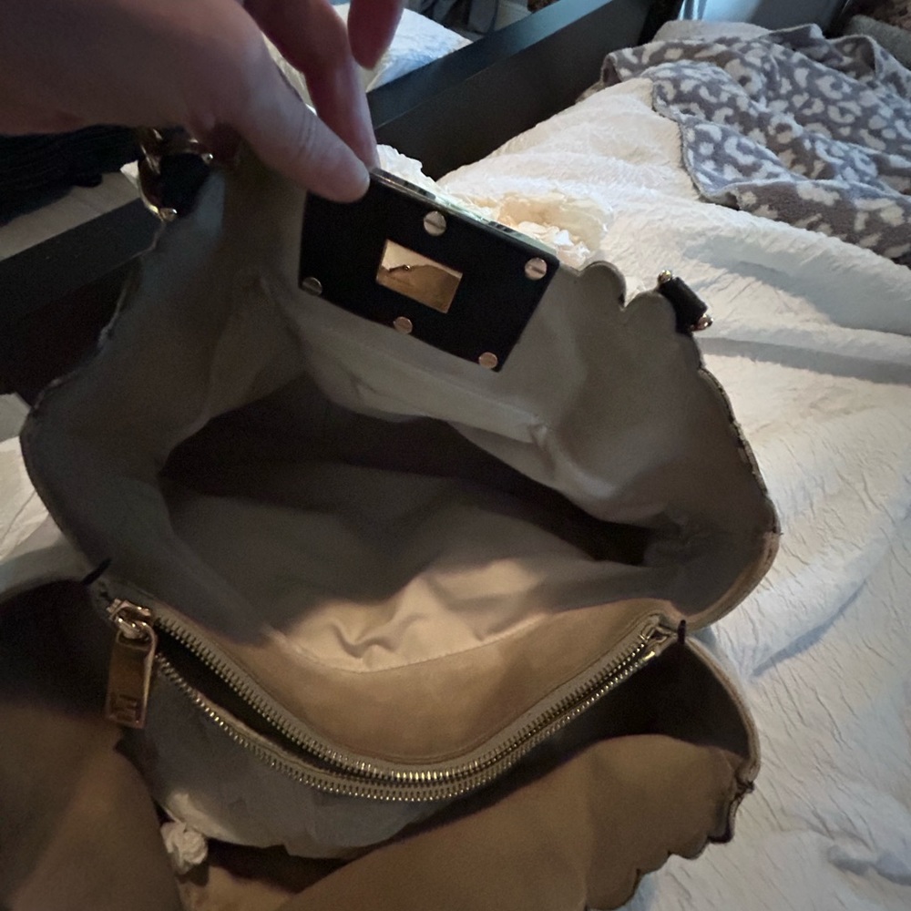 ‼️SOLD‼️ 💯% Authentic Fendi Mia Bag - Picture 10 of 15